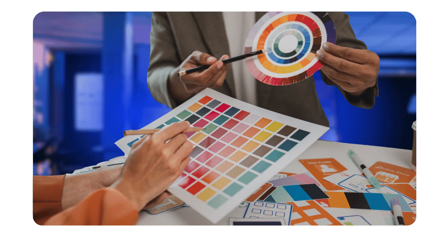 Equipe escolhendo paleta de cores e elementos da identidade visual