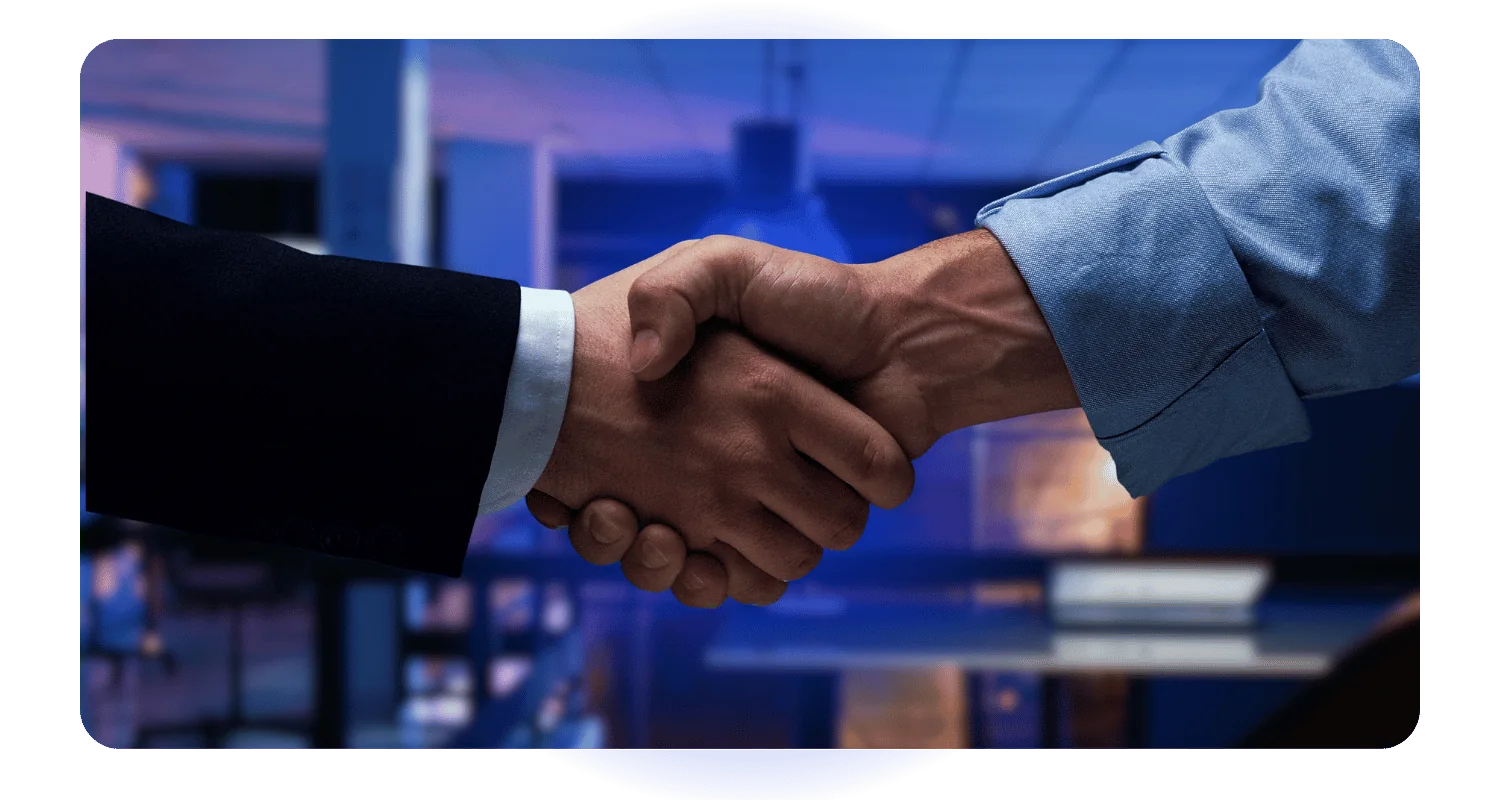 Aperto de mãos entre consultor e cliente